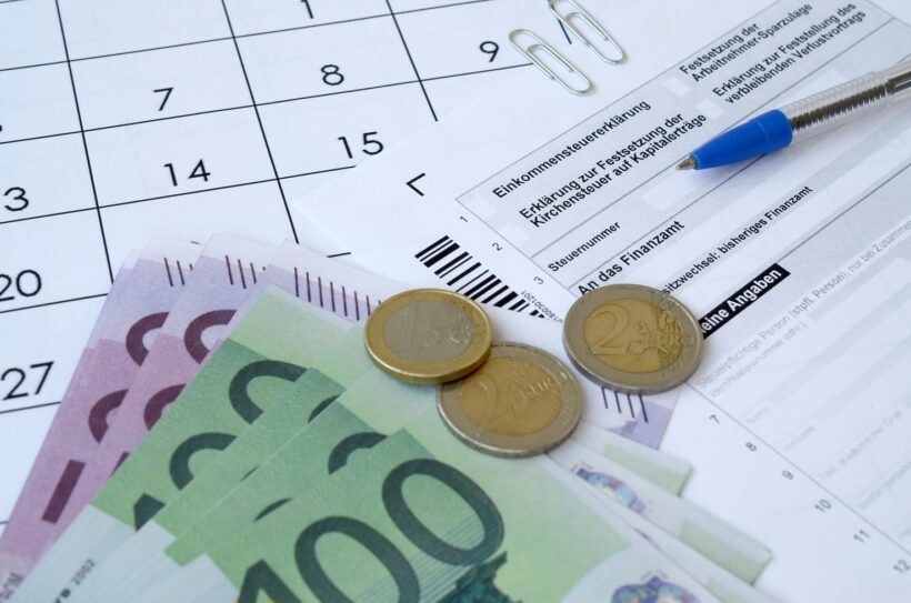 Die Steuerklasse hat einen direkten Einfluss auf die Höhe des monatlichen Nettogehalts. Viele Arbeitnehmer wissen jedoch nicht genau, welche Steuerklasse für sie gilt und welche Möglichkeiten es gibt, durch einen Wechsel finanzielle Vorteile zu erzielen. Wer die verschiedenen Steuerklassen versteht, kann sein Einkommen besser planen und unangenehme Überraschungen bei der Steuererklärung vermeiden. Was ist eine Steuerklasse? Die Steuerklasse bestimmt, wie viel Lohnsteuer monatlich vom Gehalt einbehalten wird. Sie dient dem Arbeitgeber als Grundlage für die Berechnung von Lohnsteuer, Solidaritätszuschlag und gegebenenfalls Kirchensteuer. Die endgültige Steuerlast wird jedoch erst im Rahmen der jährlichen Steuererklärung ermittelt. Welche Steuerklassen gibt es? In Deutschland gibt es sechs Steuerklassen. Steuerklasse 1 Steuerklasse 1 gilt für: Ledige Arbeitnehmer Geschiedene Personen Dauerhaft getrennt lebende Ehepartner Verwitwete Personen nach Ablauf bestimmter Fristen Diese Steuerklasse wird automatisch zugewiesen, wenn keine besonderen Voraussetzungen vorliegen. Steuerklasse 2 Steuerklasse 2 richtet sich an Alleinerziehende. Voraussetzungen sind unter anderem: Mindestens ein Kind im Haushalt Anspruch auf Kindergeld oder Kinderfreibetrag Keine weitere erwachsene Person im Haushalt Der zusätzliche Entlastungsbetrag führt häufig zu einer geringeren Steuerbelastung. Steuerklasse 3 Steuerklasse 3 kann von verheirateten oder verpartnerten Personen gewählt werden, wenn der andere Partner Steuerklasse 5 hat. Sie eignet sich besonders, wenn: Ein Partner deutlich mehr verdient als der andere Ein Partner kein Einkommen erzielt Durch die geringeren monatlichen Steuerabzüge erhöht sich das Nettogehalt des besser verdienenden Partners. Steuerklasse 4 Steuerklasse 4 ist die Standard-Steuerklasse für verheiratete oder eingetragene Lebenspartner. Sie wird automatisch vergeben, wenn beide Partner berufstätig sind und keine andere Kombination beantragen. Diese Variante eignet sich besonders bei ähnlichen Einkommen. Steuerklasse 5 Steuerklasse 5 wird gemeinsam mit Steuerklasse 3 genutzt. Der Partner mit dem geringeren Einkommen erhält in der Regel Steuerklasse 5 und zahlt höhere monatliche Steuerabzüge. Steuerklasse 6 Steuerklasse 6 gilt für Arbeitnehmer mit mehreren Arbeitsverhältnissen. Sie wird für den zweiten oder jeden weiteren Job verwendet und führt zu vergleichsweise hohen Steuerabzügen. Welche Steuerklassen-Kombination ist sinnvoll? Die optimale Steuerklassenwahl hängt von der individuellen Einkommenssituation ab. Steuerklasse 4 / 4 Geeignet für: Ehepaare mit ähnlichem Einkommen Gleichmäßige Verteilung der Steuerlast Weniger Nachzahlungen bei der Steuererklärung Steuerklasse 3 / 5 Geeignet für: Große Einkommensunterschiede Höheres monatliches Nettoeinkommen für den Hauptverdiener Allerdings können bei der späteren Steuererklärung Nachzahlungen entstehen. Steuerklasse 4 mit Faktor Das sogenannte Faktorverfahren berücksichtigt die tatsächlichen Einkommensverhältnisse beider Ehepartner bereits während des Jahres. Vorteile: Gerechtere Verteilung der Steuerlast Weniger Nachzahlungen Realistischere monatliche Nettobezüge Steuerklasse wechseln – wann lohnt es sich? Ein Wechsel der Steuerklasse kann sinnvoll sein bei: Heirat Trennung oder Scheidung Geburt eines Kindes Deutlichen Einkommensänderungen Beginn oder Ende einer Elternzeit Durch eine Anpassung kann das monatliche Nettoeinkommen optimiert werden. Häufige Irrtümer über Steuerklassen Viele Arbeitnehmer glauben, dass die Steuerklasse die endgültige Höhe der Steuer bestimmt. Tatsächlich beeinflusst sie lediglich die monatlichen Vorauszahlungen. Die tatsächliche Steuerlast wird erst nach Abgabe der Steuererklärung berechnet. Eine günstigere Steuerklasse bedeutet daher nicht automatisch weniger Steuern insgesamt. Steuerklassen und Steuererklärung Bestimmte Steuerklassen-Kombinationen führen häufig zu einer Pflicht zur Abgabe einer Steuererklärung. Dies betrifft insbesondere Ehepaare mit den Steuerklassen 3 und 5. Die Steuererklärung sorgt dafür, dass die tatsächlich geschuldete Steuer korrekt berechnet wird. Fazit Steuerklassen